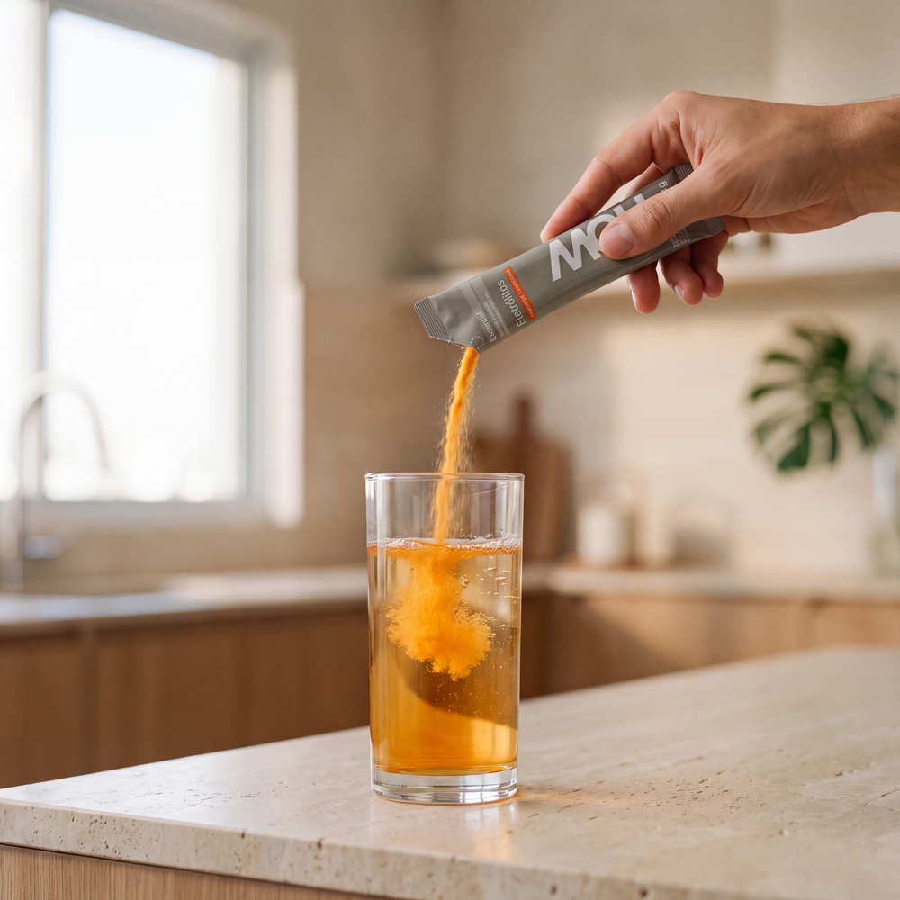Sachê de Essential Recovery sendo despejado num copo de água