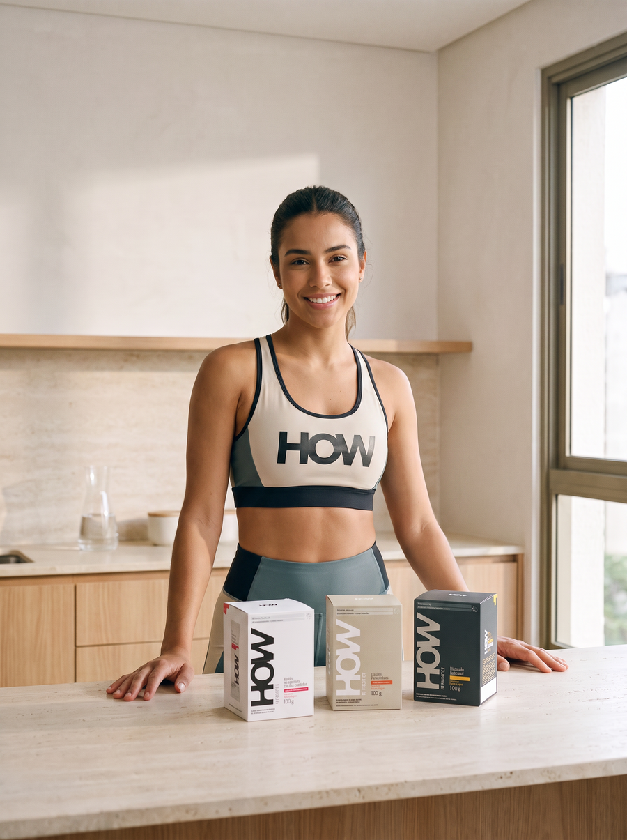 Mulher sorrindo na cozinha com as três caixas da HOW na bancada