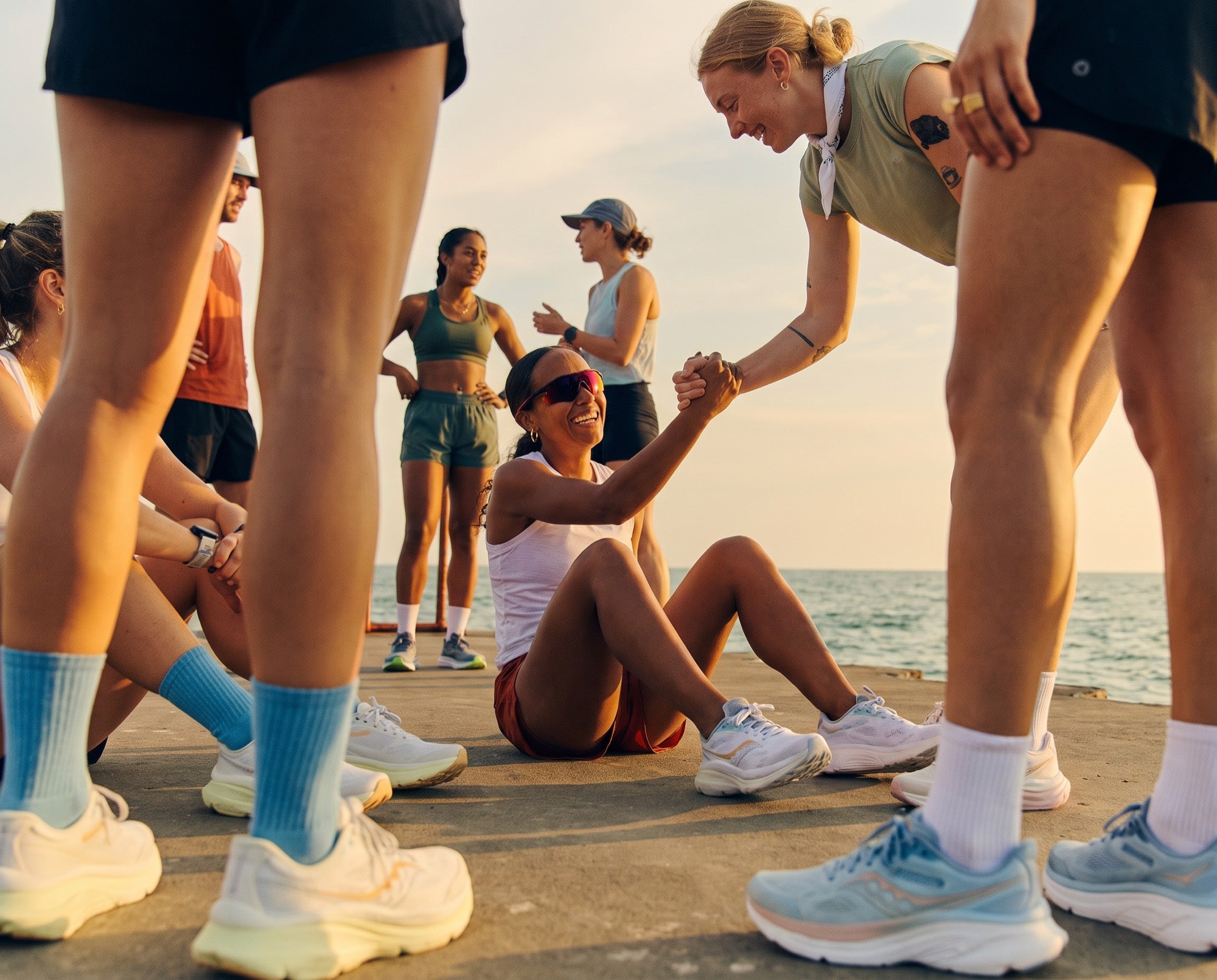 Grupo da comunidade HOW reunido na praia